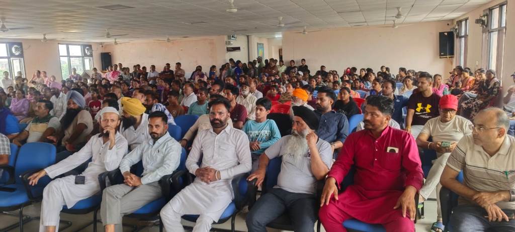 ਸਕੂਲ ਵੱਲੋਂ ਲਈਆਂ ਵਾਧੂ ਫ਼ੀਸਾਂ ਦਾ ਖੁੱਲ੍ਹਿਆ ਪਿਟਾਰਾ 697 ਬੱਚਿਆਂ ਦੇ ਮਾਪੇ 180 ਰੁਪਏ ਪ੍ਰਤੀ ਮਹੀਨਾ ਦੇ ਕੇ ਚਲਾਉਂਦੇ ਸਨ ਸਕੂਲ ਆਫ਼ ਐਮੀਨੈਂਸ ਦੀ ਸਿੱਖਿਆ ਵਿਵਸਥਾ